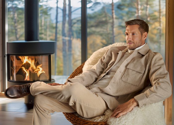 Entspannter Herrenlook in Beige vor Kaminfeuer
